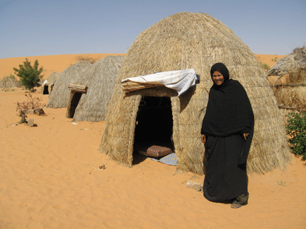 Khadija tient avec son mari l'auberge Medina, à Azougui. A cette époque de l'année, elle accueille généralement une trentaine de touristes par nuit. Cette semaine, en raison des annulations, elle n'a que cinq clients.(Photo : Manon Rivière / RFI)