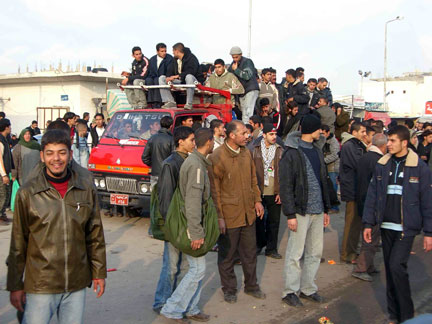 Des milliers de Palestiniens partent de Rafah pour rejoindre la ville égyptienne d'el-Arich.(Photo : A. Buccianti/RFI)