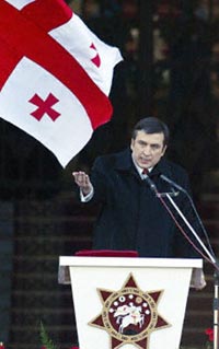 Le président géorgien, Mikhaïl Saakachvili, sur le parvis du Parlement à Tbilissi.(Photo : AFP)