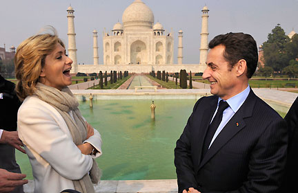 Valérie Pécresse, la ministre de l'Enseignement supérieur, et Nicolas Sarkozy devant le Taj Mahal, le 26 janvier 2008.(Photo : Reuters)