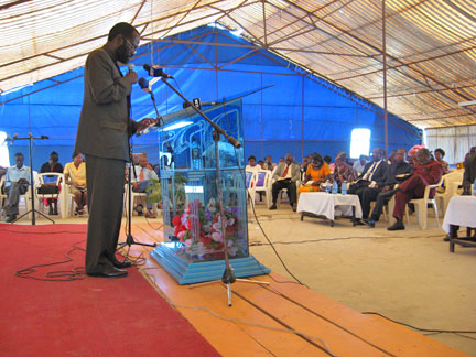 Le docteur Anyang Nyongo du Mouvement démocratique orange propose trois extraits de la Bible à méditer.(Photo : Laurent Correau / RFI)