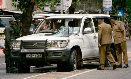 Soldats et policiers inspectant la voiture qui transportait le ministre des Travaux publics, à Ja-Ela, le 8&nbsp;janvier 2008.(Photo : Reuters)