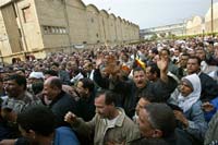 En Egypte, les ouvriers de la plus grande usine de textile sont descendus dans la rue pour protester contre la hausse des prix, les bas salaires, ce 18 février 2008. (Photo : AFP)