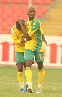 Sibusiso Zuma console son jeune équipier Kagisho Dikgacoi.(Photo : Pierre René-Worms/RFI)