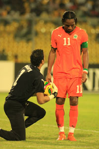 Didier Drogba, la tête basse, n'a pu dominer le gardien Essam El Hadary.(Photo : Pierre René-Worms/RFI)