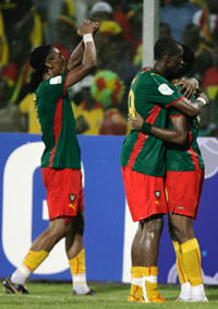 Les Lions félicitent leur "Mexicain", l'attaquant Alain Nkong, auteur du but décisif.(Photo : Reuters)
