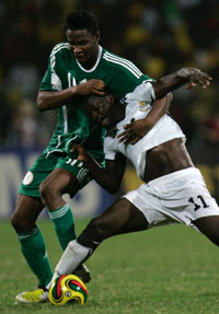 Le match est âpre entre Obi Mikel et Muntari...(Photo : Reuters)