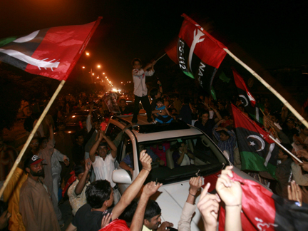 Les militants de l'opposition manifestent leur joie à Karachi, le 19 février 2008. ( Photo : Reuters )