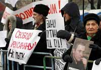 Rassemblement, ce 9 février 2008 à Moscou des partisans de Vasily Aleksanian qui tiennent des affiches et un portrait de Mikhail Khodorkovky en grève de la faim. (Photo : AFP)