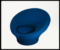 « Mushroom », petit fauteuil, 1959, carcasse tubulaire métallique, mousse de polyurethane, tissus extensible en crèpe de laine élasthane.
Centre Georges Pompidou, Musée national d’art moderne.(Photo : Olivier Amsellem/ Collection Mobilier national)