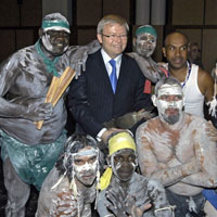 Le Premier ministre australien Kevin Rudd en compagnie des leaders aborigènes.(Photo : AFP)