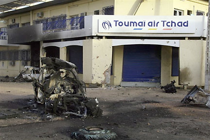 Une voiture brûlée dans une rue de Ndjamena, le 3 février 2008.(Photo : AFP)