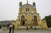 Devant Notre Dame d'Afrique à Alger.(Photo : AFP)