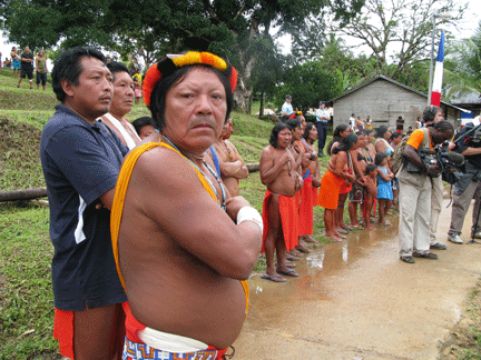 Les Amérindiens de Camopi juste avant l'arrivée en pirogue de Nicolas Sarkozy. Au premier plan Robert Yalalou, un adjoint au maire.(Photo : Frédéric Farine/RFI)
