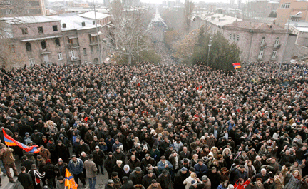 Plus de 20&nbsp;000 personnes ont manifesté dans les rues d'Erevan pour contester les résultats de l'élection présidentielle remportée par l'actuel Premier ministre, Serge Sarkissian.(Photo : Reuters)
