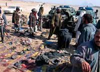 En Afghanistan, policiers et civils inspectent les lieux de l'attaque-suicide qui a fait 80 morts à Kandahar, ce 17 février 2008. (Photo : Reuters)