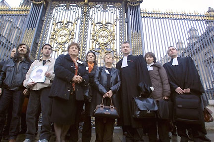 Jeanne Goerrian, troisième en partant de la gauche, présidente de l'AVHC, l'Association des victimes de l'hormone de croissance, en compagnie de membres de l'association et de leurs avocats, le 6 février 2008. (Photo : AFP)