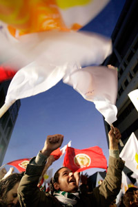 Les partisans de Demetris Christofias fêtent sa victoire à l'élection présidentielle dans les rues de Nicosie le 28 février 2008.(Photo : Reuters)