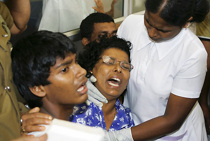 La détresse d'une mère après l'annonce du décès de sa fille agée de 12 ans, le 3 février 2008.(Photo : Reuters)