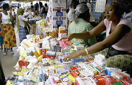 Des médicaments d'origine frauduleuse sur un marché à Abijan en Côte d'Ivoire.(Photo : AFP)