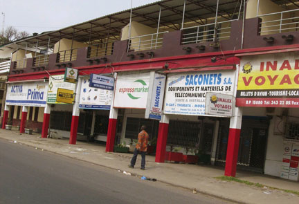 Les boutiques sont toujours fermées dans une des principales rues commerçantes de Douala, le 26 février 2008.  (Photo : Reuters)