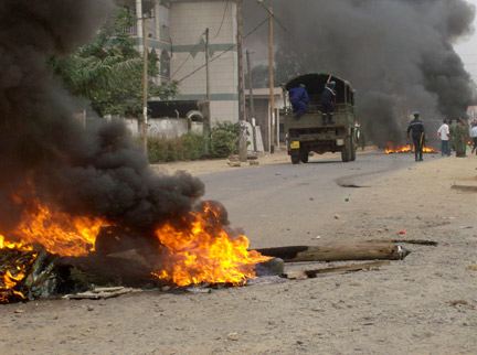 Une unité anti-émeute après la manifestation dans le port de Douala.(Photo : Reuters)