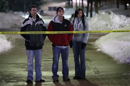 Des étudiants encore sous le choc, après la tuerie au campus de l'université de l'Illinois.(Photo : AFP)
