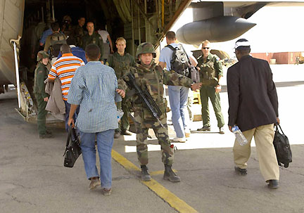 Evacuation de ressortissants étrangers de Ndjamena, le 3 février 2008.(Photo : Reuters)