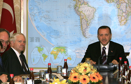 Le secrétaire américain à la Défense, Robert Gates (à gauche), en compagnie du Premier ministre turc, Tayyip Erdogan (à droite), à Ankara le 28 février 2008.(Photo: Reuters)