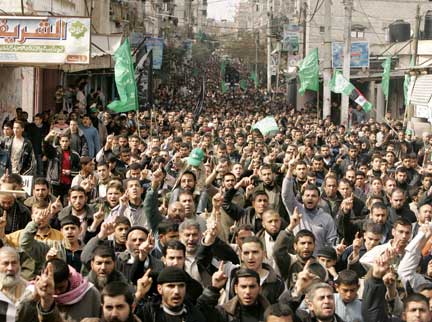 Des Palestiniens partisans du Hamas manifestent contre Israël au nord de Gaza, le 29 février 2008. (Photo : Reuters)