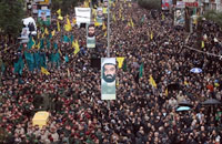 Grand rassemblement pour les funérailles du chef militaire du Hezbollah, Imad Moughnieh, à Beyrouth, le 14 février 2008.(Photo : AFP)