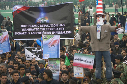 Les Iraniens célèbrent le 29e anniversaire de la Révolution islamique en brandissant des pancartes anti-américaines et anti-israéliennes.(Photo : Reuters)