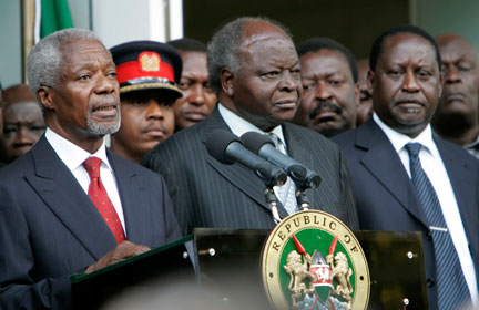 Nairobi, le 28 février 2008. Kofi Annan (g) s'adresse à la presse après la signature de l'accord entre le président kényan Mwai Kibaki (c) et le chef de l'opposition Raila Odinga (d).(Photo : Reuters)
