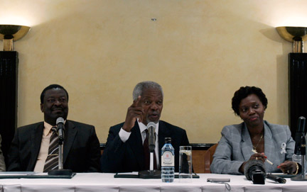 «&nbsp;<em>Nous sommes parvenus à un accord sur un plan pour régler les questions à </em><em>court terme, mais aussi à long terme&nbsp;»</em>, a déclaré -&nbsp;lors d'une conférence de presse le 1er février&nbsp;- Kofi Annan, entouré d'un représentant de l'opposition kényane, Musalia Mudavadi, et de la ministre de la Justice, Martha Kerua.(Photo : Reuters)