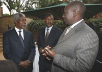 L'ancien secrétaire général de l'Onu, Kofi Annan (g), William Ruto (c) du parti de l'opposition ODM et le ministre kenyan des Affaires étrangères, Moses Wetangula (d).(Photo : Reuters)