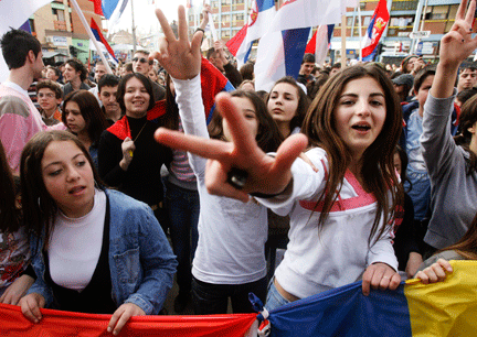 La jeunesse serbe du Kosovo a manifesté dans les rues de Mitrovica, le 24 février 2008.(Photo : Reuters)