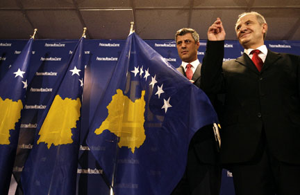 Le Premier ministre Hashim Thaçi (g) et le président Fatmir Sejdiu à côté du nouveau drapeau du Kosovo présenté au Parlement à Pristina, le 17 février 2008.(Photo : Reuters)