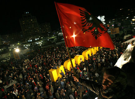 La foule amassée autour du nouveau monument érigé à l'occasion de l'indépendance à Pristina le 17 février.(Photo : Reuters)