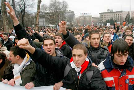 Manifestation d'étudiants dans le centre de Belgrade, le 18 février 2008.(Photo : Reuters)