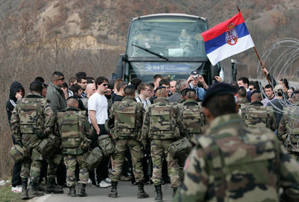 Au poste-frontière de Jarinje, la KFOR empêche des étudiants serbes d'entrer au Kosovo pour y manifester contre l'indépendance, le 22 février 2008.(Photo : Reuters)
