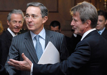 Bernard Kouchner (d), lors de sa précédente visite à Bogota, en compagnie du président Alvaro Uribe (g), le 21 février 2008.(Photo : Reuters)