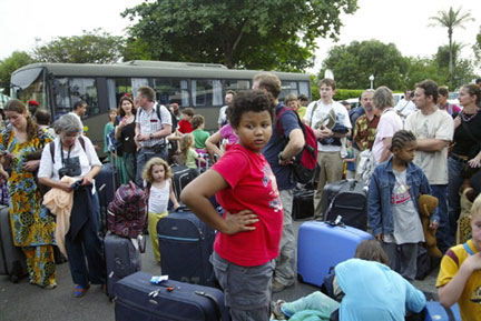 A Libreville, des ressortissants français évacués de Ndjamena attendent leur rapatriement vers Paris, le 3 février 2008.(Photo : AFP)
