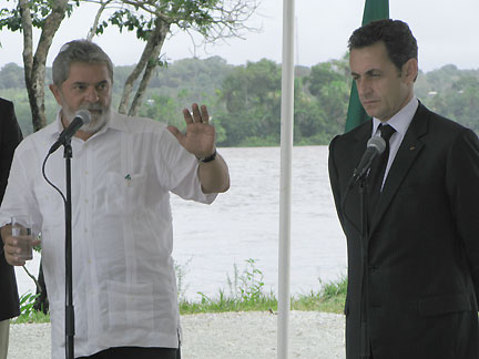 Nicolas Sarkozy et Lula durant leur conférence de presse sous un petit chapiteau au bord du fleuve Oyapock au camp de la Légion étrangère.(Photo : Frédéric Farine/RFI)