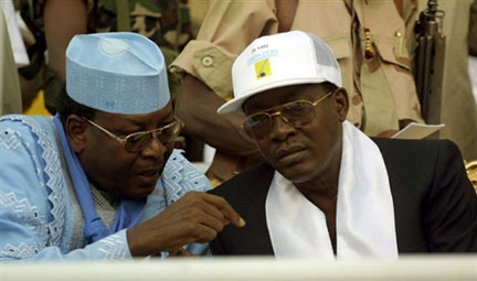 Lol Mahamat Choua (g) en compagnie du président tchadien Idriss Déby en 2001.(Photo : AFP)