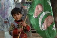 Enfant portant un drapeau du PML N (Ligue musulmane pakistanaise de Nawaz Sharif). (Claude Verlon/RFI)