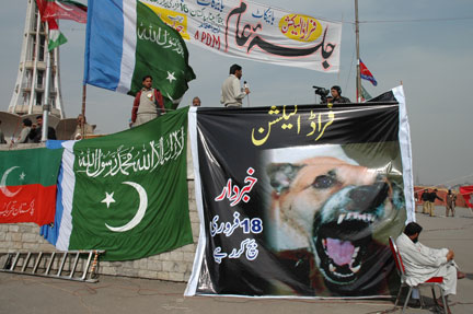 Le loup, symbole du boycott du scrutin, sur cette affiche du parti d'Imran Khan.   (Photo : Claude Verlon/ RFI)
