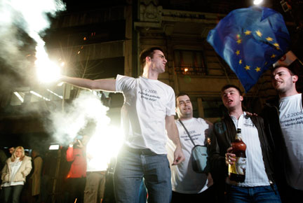 Les partisans du président réélu, Boris Tadic, se sont rassemblés dans le centre de Belgrade pour célébrer la victoire de leur candidat.(Photo : Reuters)