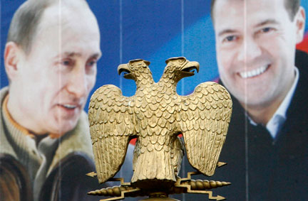 Affiche électorale montrant Vladimir Poutine (g) et Dmitri Medvedev (d). Au premier plan, l'aigle bicéphale, emblème de la Russie.(Photo : Reuters)