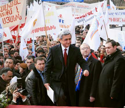 Le Premier ministre arménien Serge Sarkissian, candidat à la présidentielle, pendant un meeting à Erevan, le 17 février 2008. (Photo : Reuters)