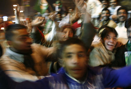 Les partisans de Nawaz Sharif expriment leur joie dans les rues de Rawalpindi.(photo : Reuters)